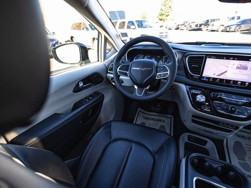Used 2024 Chrysler Pacifica Select image 21