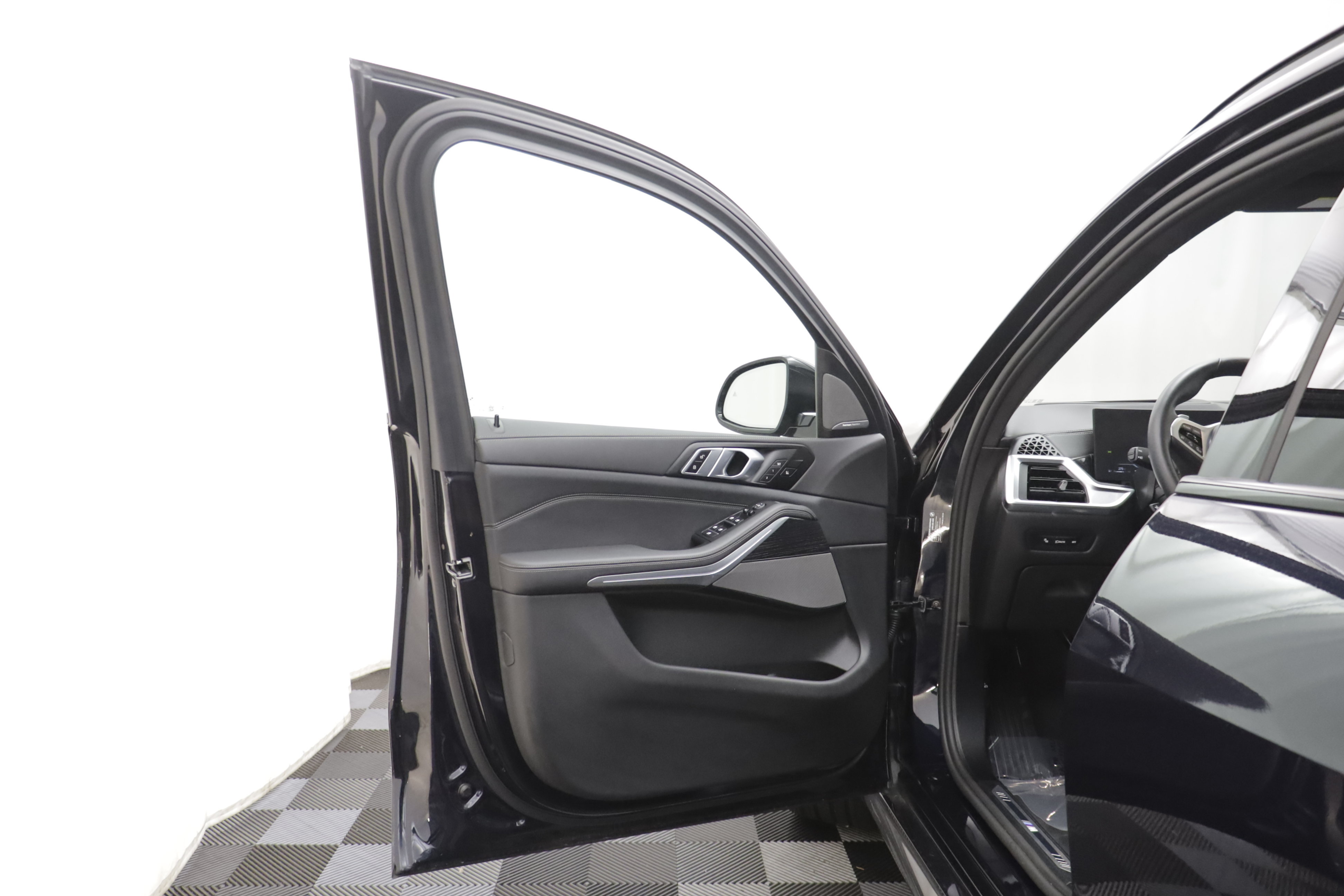 Used 2026 BMW X5 xDrive40i w/ M Sport Package AWD/4WD image 4