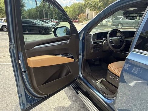 Certified 2025 Cadillac Escalade Premium Luxury w/ LPO, Floor Liner Package AWD/4WD image 20