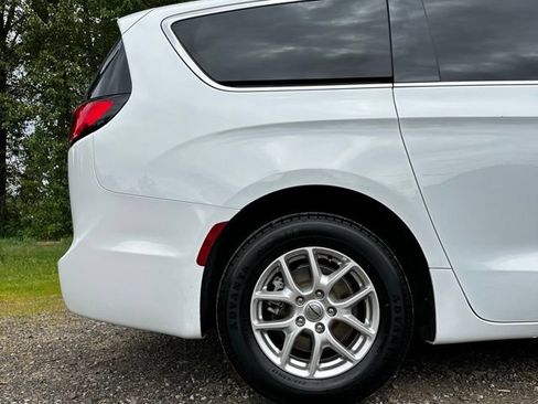 Used 2023 Chrysler Pacifica Touring-L FWD image 9