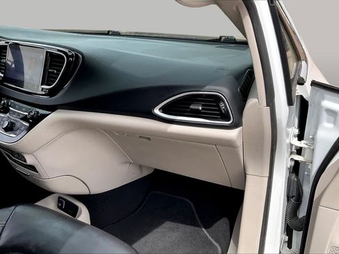 Used 2023 Chrysler Pacifica Touring-L FWD image 17