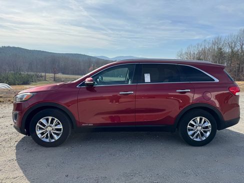 Used 2017 Kia Sorento LX image 4