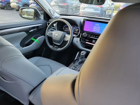 New 2026 Toyota Highlander Limited image 14