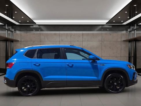 Used 2022 Volkswagen Taos SE w/ Panoramic Sunroof Package FWD image 6