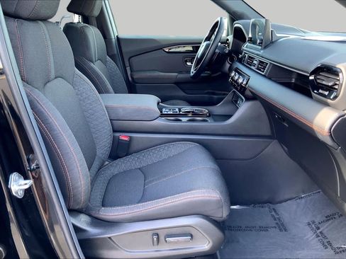 Used 2025 Honda Pilot Sport image 8