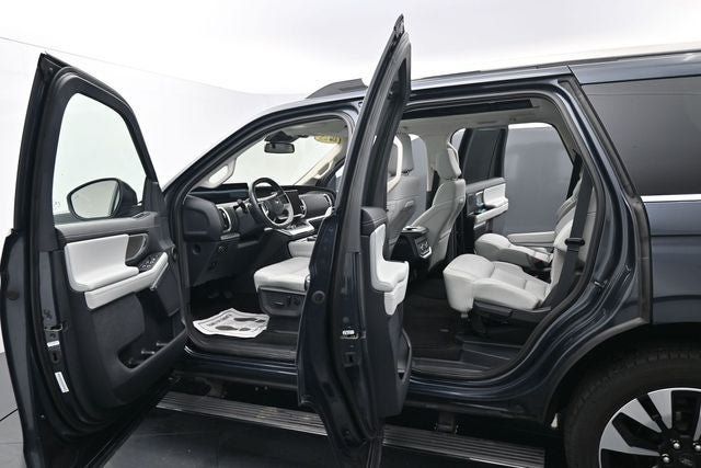 Used 2025 Ford Expedition Platinum w/ Driver's Package AWD/4WD image 16