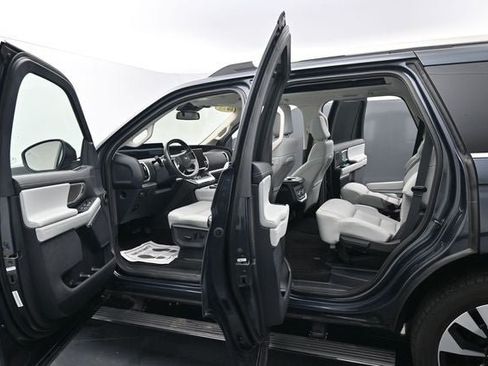 Used 2025 Ford Expedition Platinum w/ Driver's Package AWD/4WD image 16