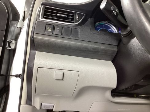 Used 2015 Toyota Camry XLE w/ Moonroof Package FWD image 12