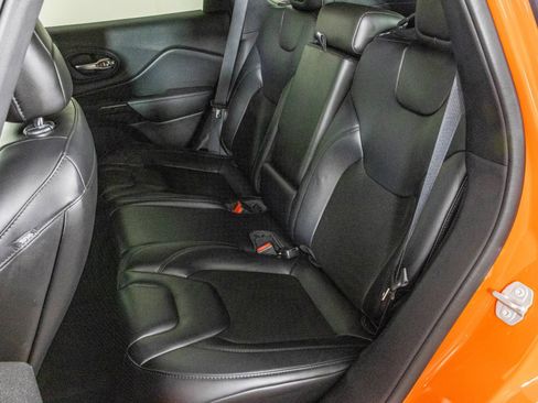 Used 2021 Jeep Cherokee Latitude Plus AWD/4WD image 34