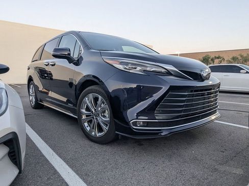 Used 2021 Toyota Sienna Platinum image 2