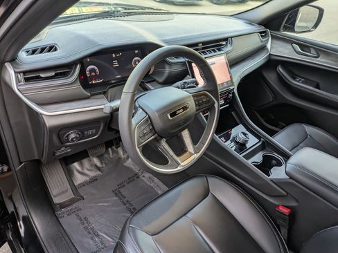 Used 2024 Jeep Grand Cherokee Limited w/ Black Appearance Package image 14