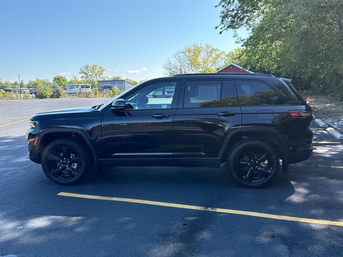 Used 2025 Jeep Grand Cherokee Limited w/ Luxury Tech Group II AWD/4WD image 9