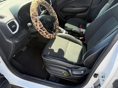 Used 2022 Hyundai Venue Limited FWD image 6