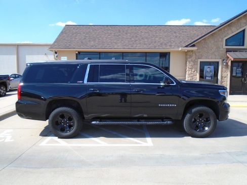 Used 2018 Chevrolet Suburban LT image 4