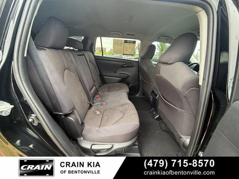 Used 2022 Toyota Highlander LE AWD/4WD image 33