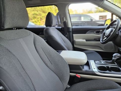 Used 2022 Kia Carnival LX image 15