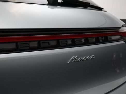 Certified 2025 Porsche Macan image 14