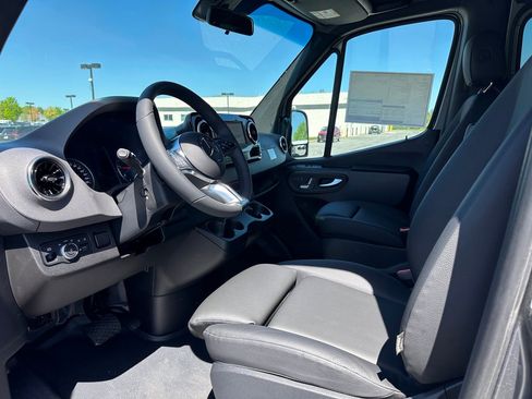 Used 2025 Mercedes-Benz Sprinter 2500 image 9