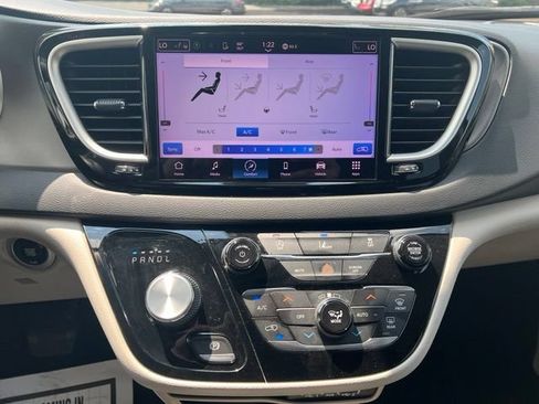 Used 2022 Chrysler Pacifica Touring-L FWD image 17