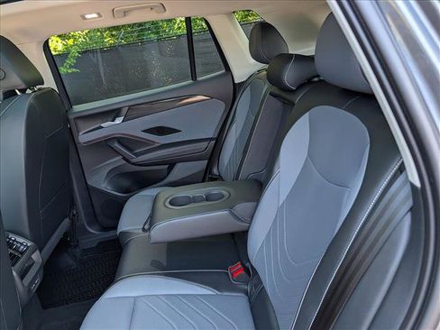 Certified 2025 Volkswagen Tiguan SE w/ Panoramic Sunroof Package AWD/4WD image 24