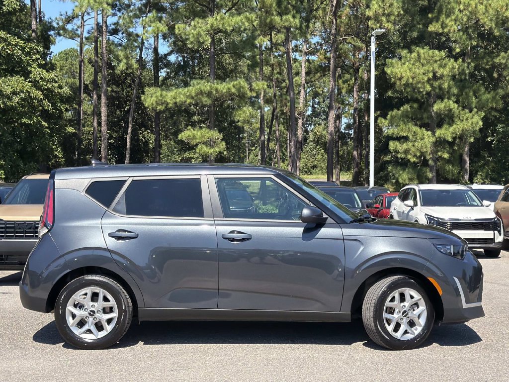 Used 2025 Kia Soul LX w/ LX Technology Package FWD image 3