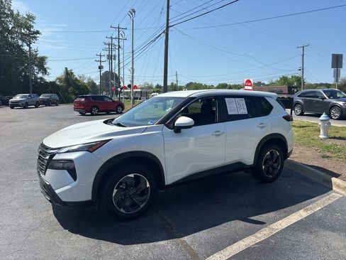 Used 2024 Nissan Rogue SV FWD image 6