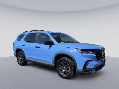 Used 2025 Honda Pilot TrailSport image 11