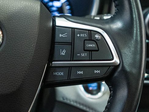 Used 2020 Toyota Highlander XLE AWD/4WD image 20