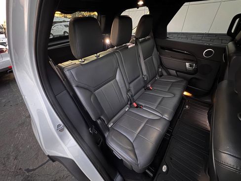 Used 2020 Land Rover Discovery SE image 28