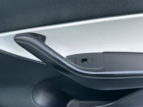 Used 2021 Tesla Model Y Long Range image 19