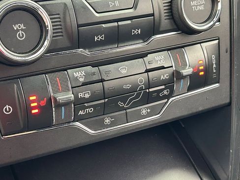 Used 2018 Ford Explorer XLT w/ Equipment Group 202A FWD image 25