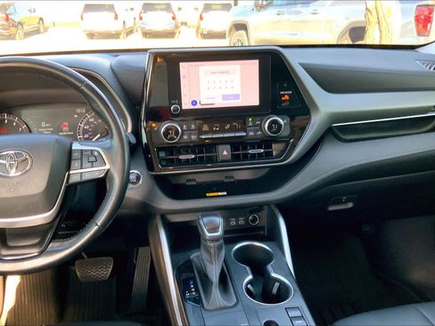 Used 2023 Toyota Highlander XLE image 6