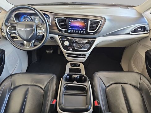 Used 2017 Chrysler Pacifica Touring-L image 11