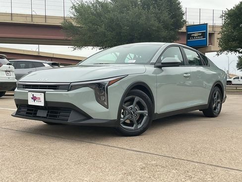 Used 2025 Kia K4 FWD image 2