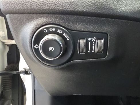 Used 2018 Jeep Compass Latitude w/ Popular Equipment Group FWD image 17