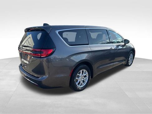 Used 2023 Chrysler Pacifica Touring-L image 5