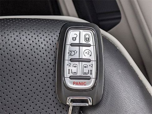 Used 2023 Chrysler Pacifica Limited image 29