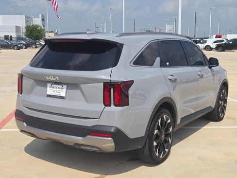 Used 2024 Kia Sorento EX w/ Panoramic Sunroof Package FWD image 3