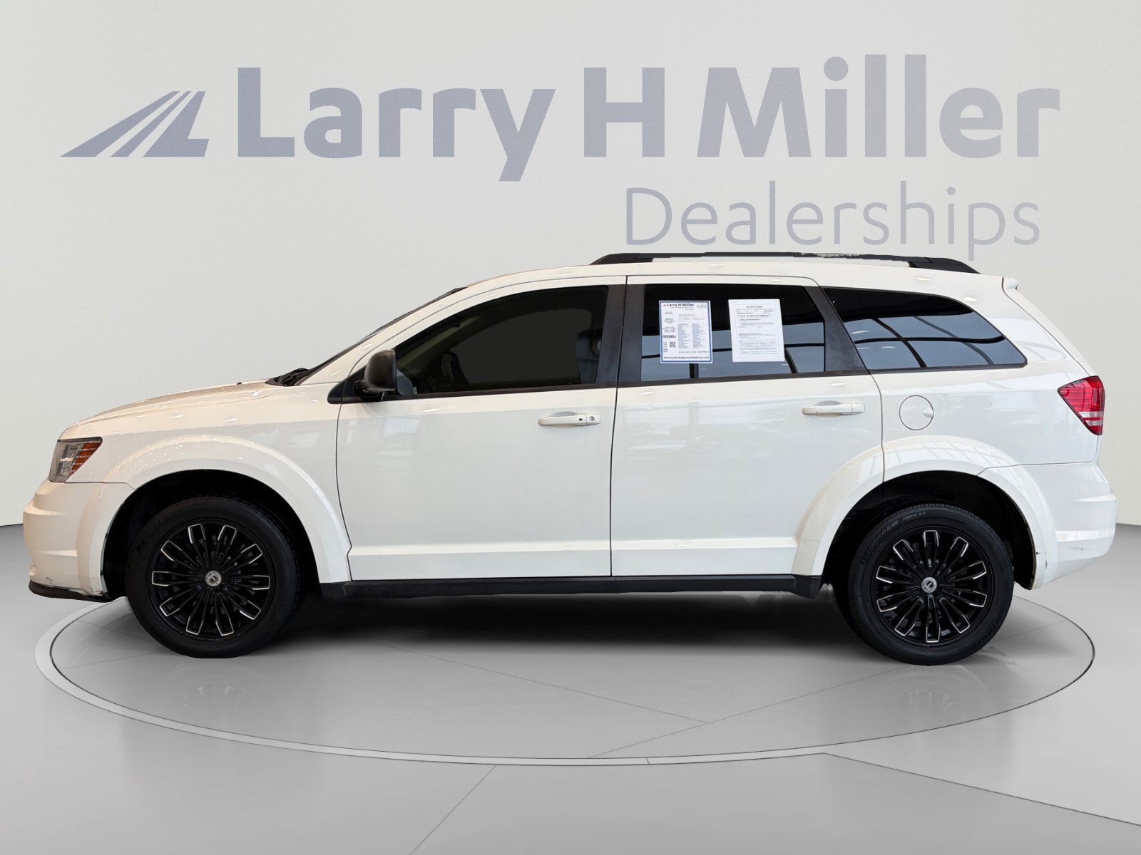 Used 2018 Dodge Journey SE w/ Connectivity Group FWD image 2