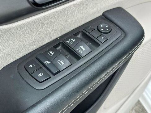 Used 2024 Chrysler Pacifica Touring-L image 17