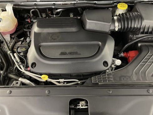 Used 2024 Chrysler Pacifica Limited image 36