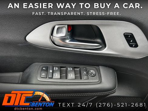 Used 2025 Chrysler Pacifica Limited FWD image 11