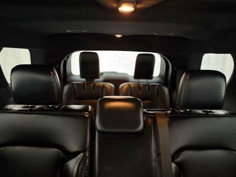 Used 2019 Ford Explorer XLT w/ Equipment Group 202A AWD/4WD image 26