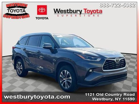 Used 2021 Toyota Highlander XLE image 1