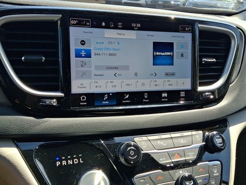 Used 2023 Chrysler Pacifica Touring-L FWD image 15
