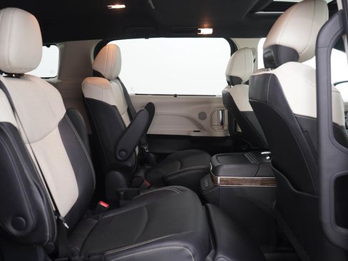 Used 2026 Toyota Sienna Platinum AWD/4WD image 14