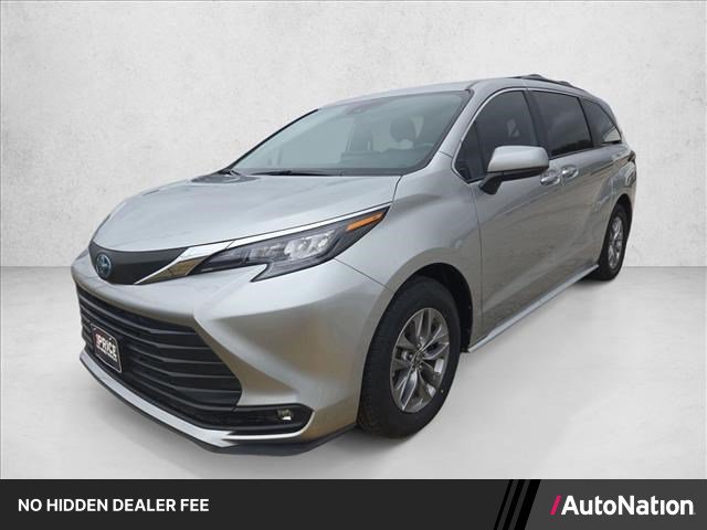 Used 2025 Toyota Sienna XLE FWD image 1