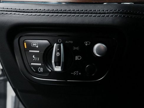 Used 2023 Bentley Bentayga Extended Wheelbase image 22