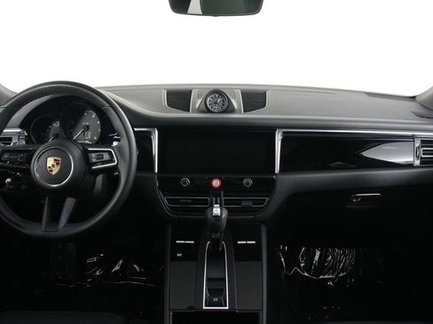 Certified 2023 Porsche Macan AWD/4WD image 11