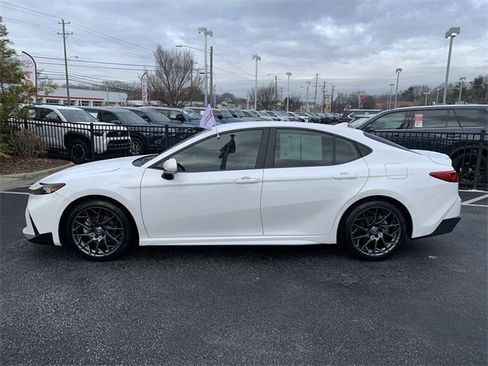 Used 2025 Toyota Camry SE image 5